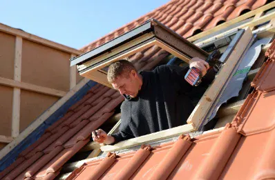 Pose de fenêtre de toit et velux par un couvreur au Pian-sur-Garonne